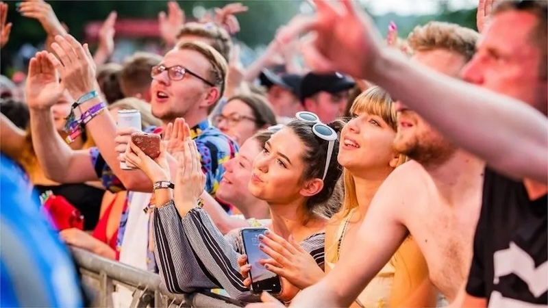 The Effect of Cleansing Wipes on Skin During Music Festivals
